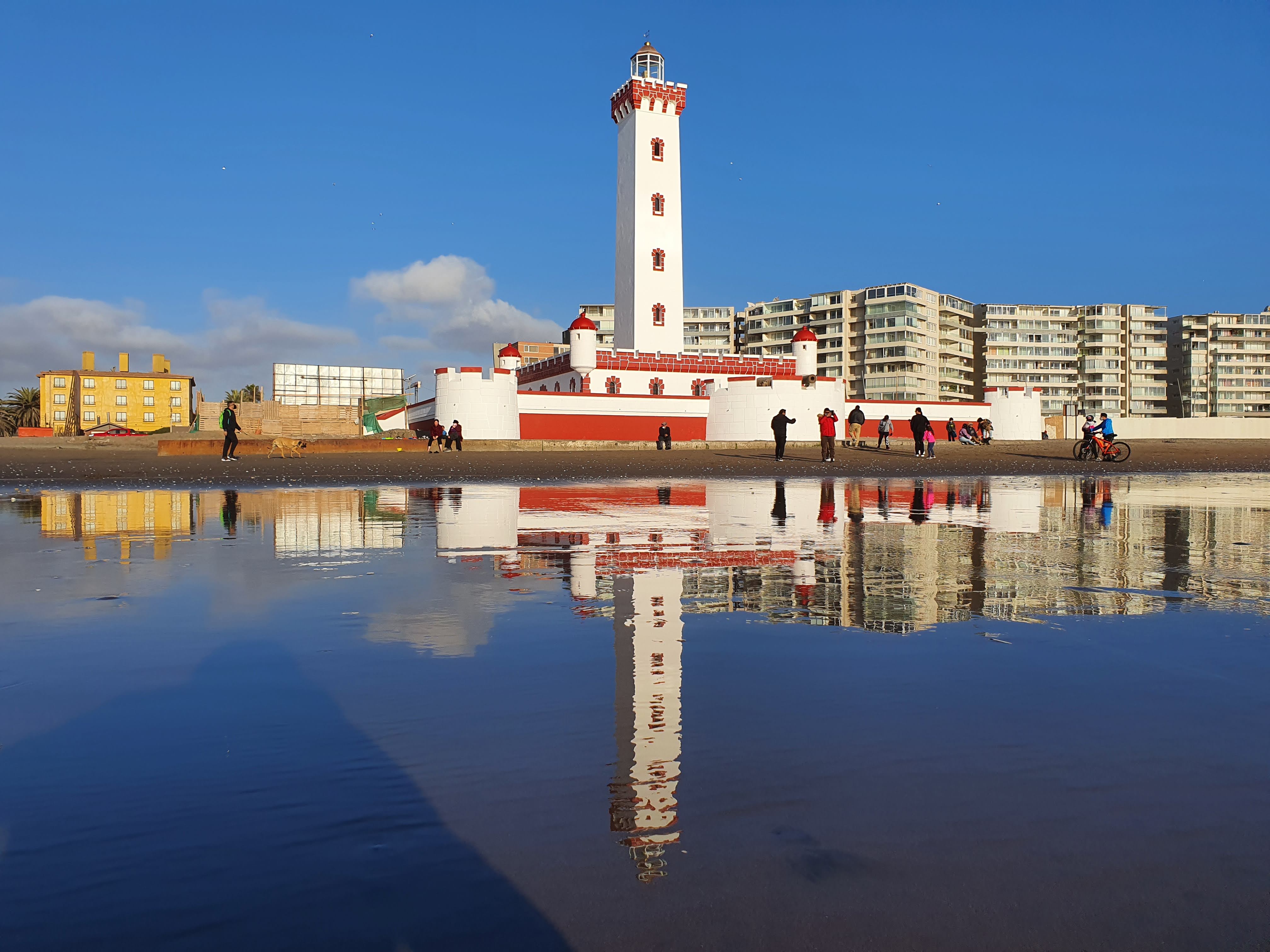 Faro Monumental de La Serena de estilo neocolonial frente al océano Pacífico