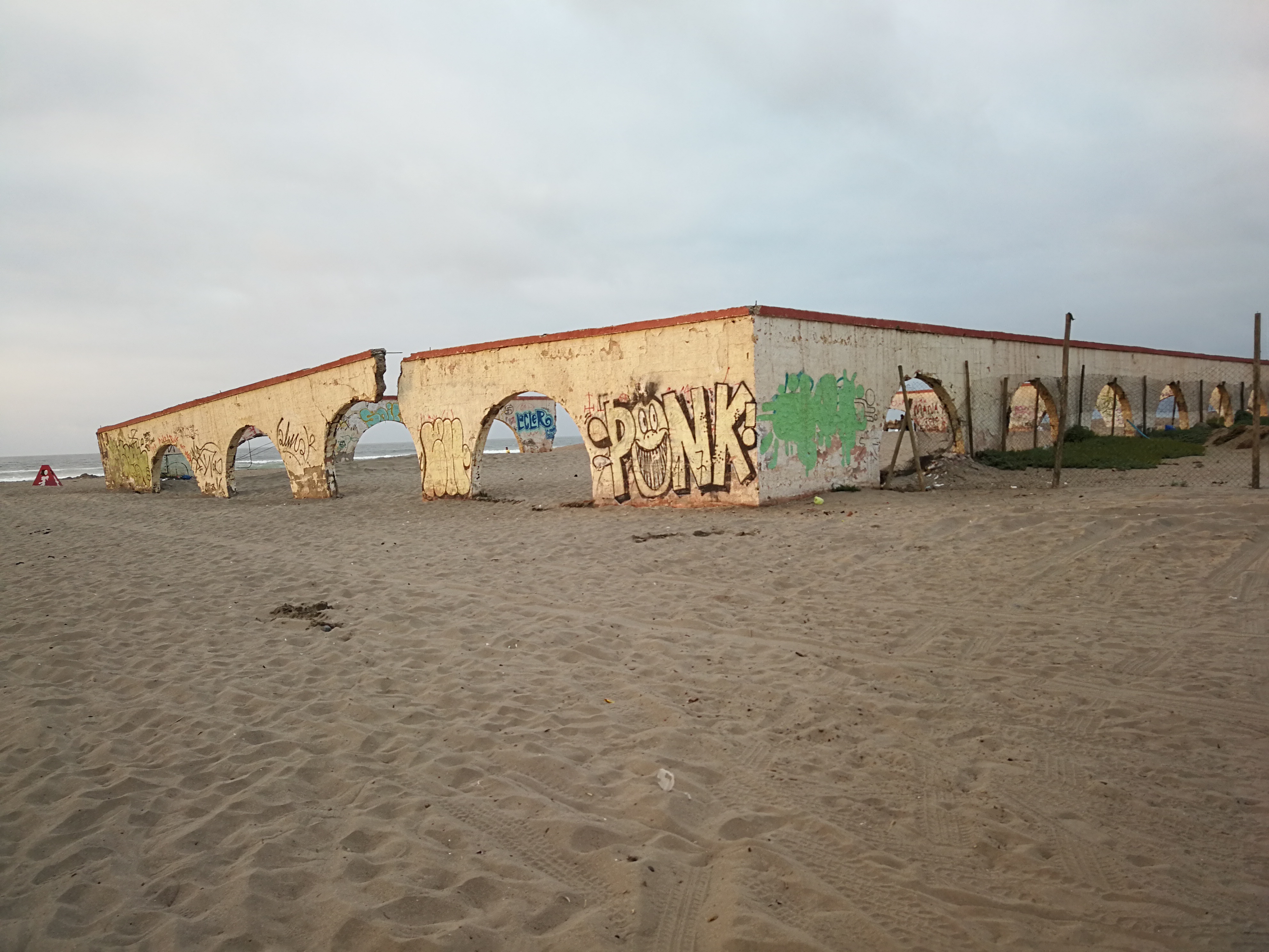 Faro Monumental de La Serena de estilo neocolonial frente al océano Pacífico