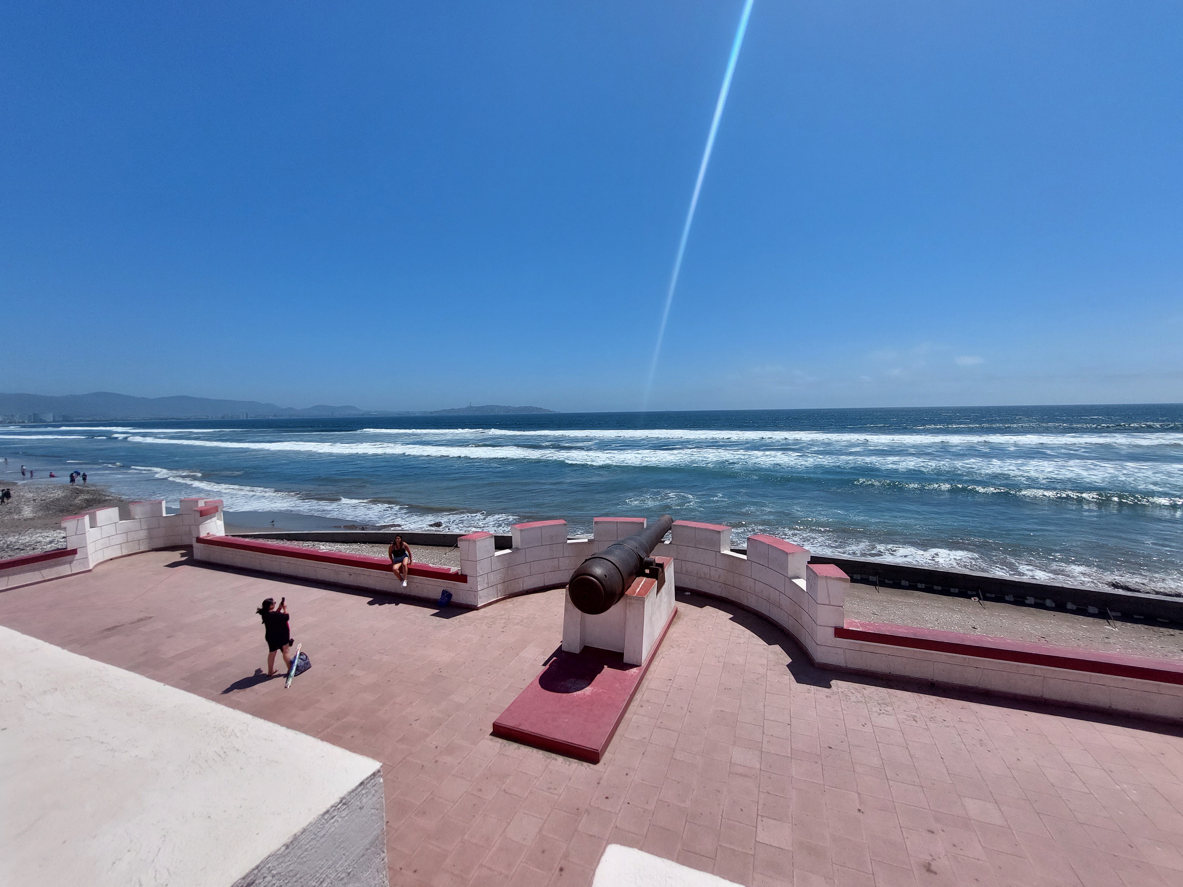 Faro Monumental de La Serena de estilo neocolonial frente al océano Pacífico