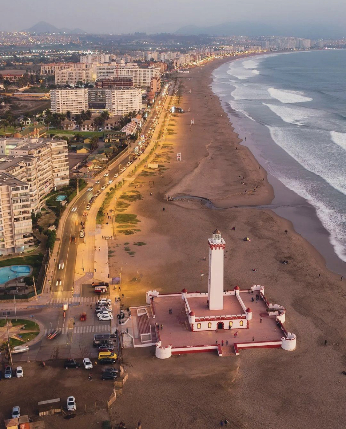 Faro Monumental de La Serena de estilo neocolonial frente al océano Pacífico