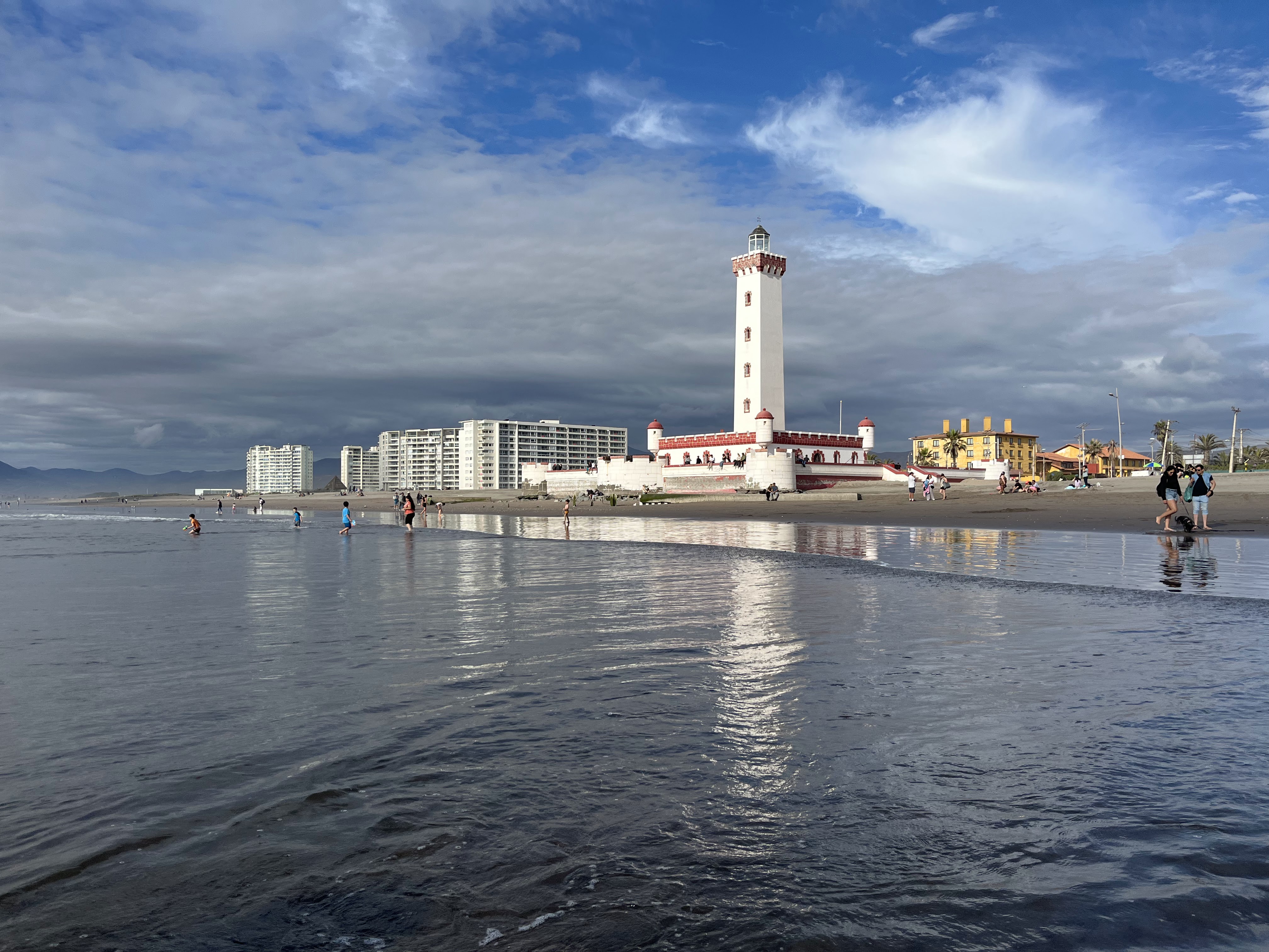 Faro Monumental de La Serena de estilo neocolonial frente al océano Pacífico