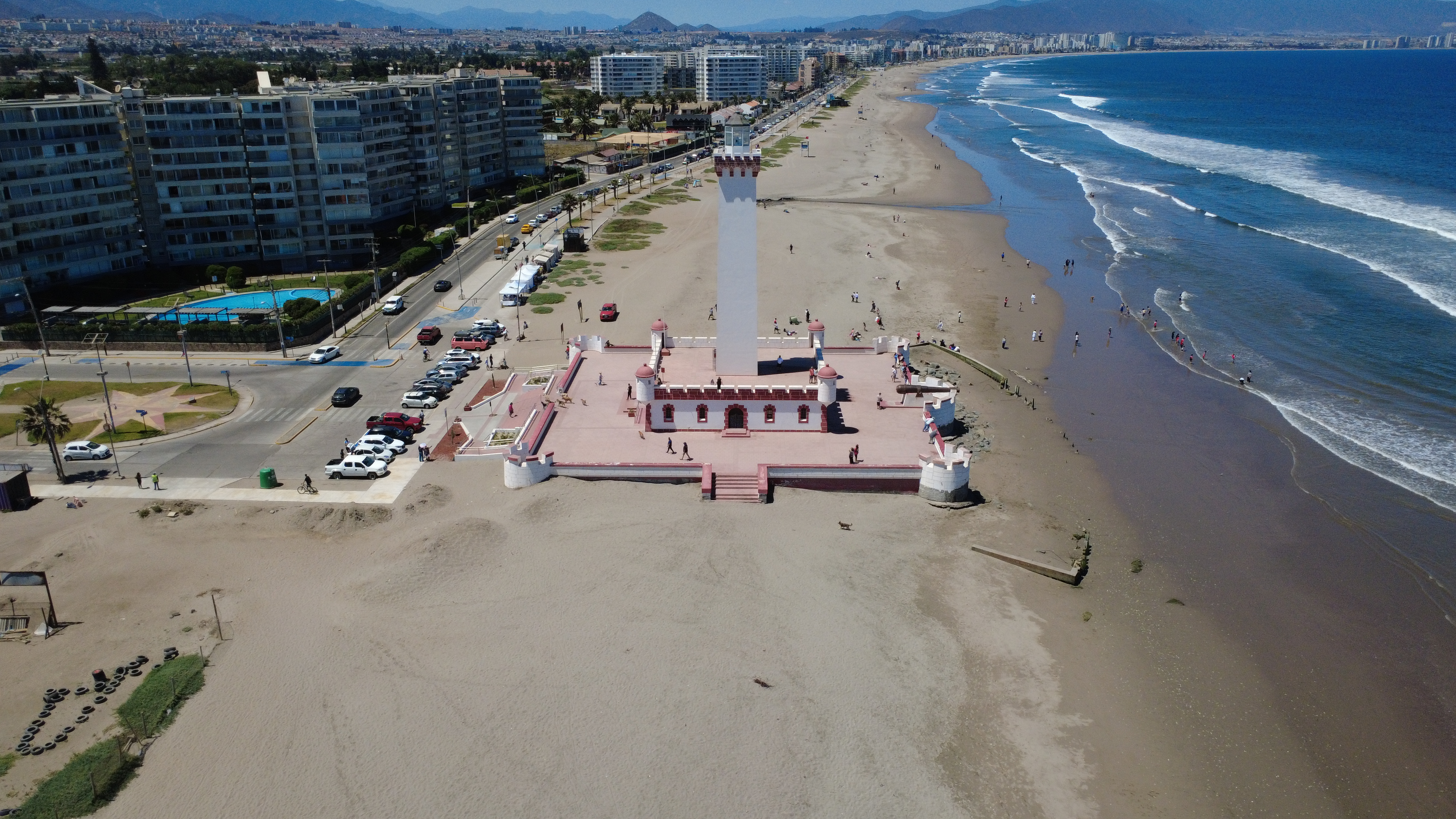 Faro Monumental de La Serena de estilo neocolonial frente al océano Pacífico