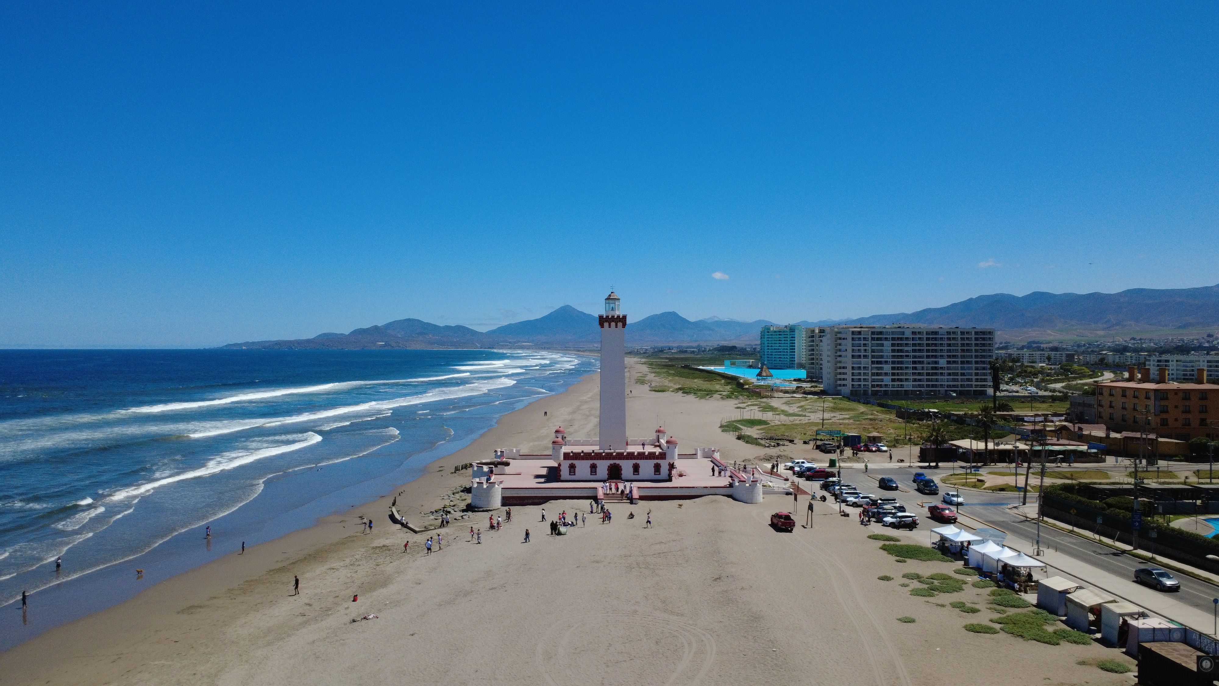 Faro Monumental de La Serena de estilo neocolonial frente al océano Pacífico