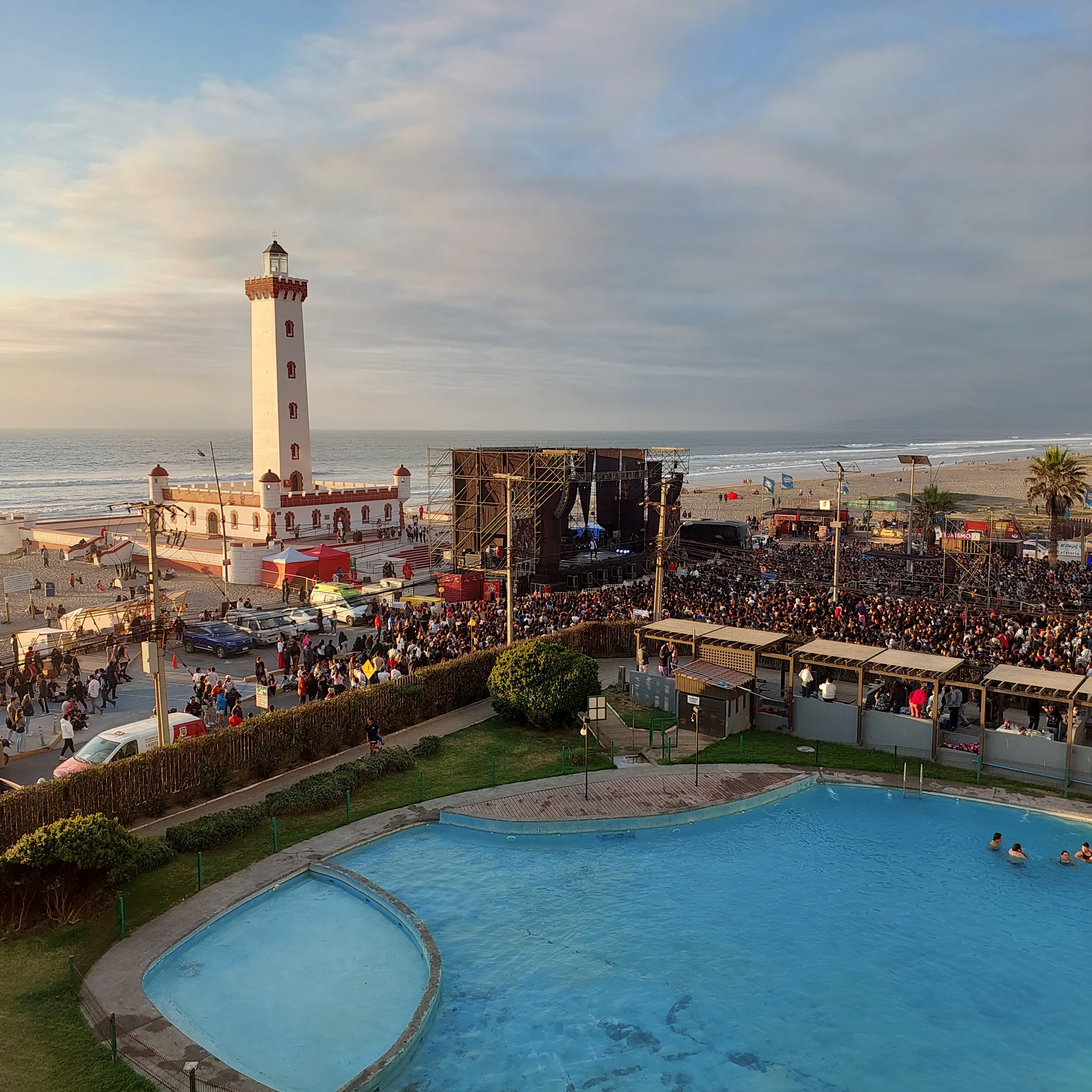 Faro Monumental de La Serena de estilo neocolonial frente al océano Pacífico